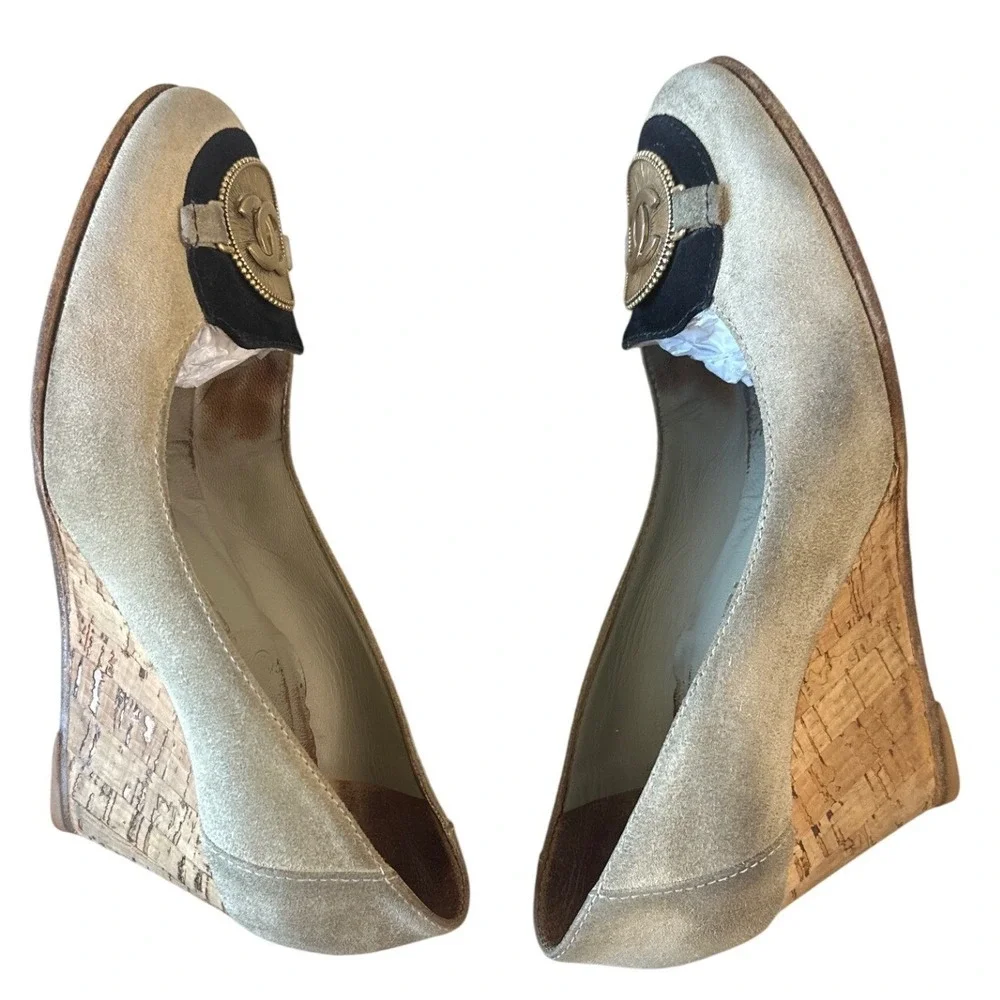 Chanel 11P Beige Black CC Medallion Cork Wedge Pumps EU 37.5 Vintage